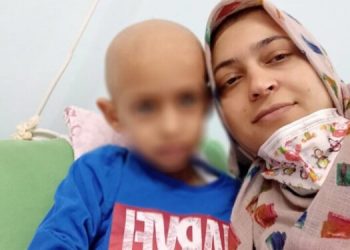 طفل تركي مصاب بالسرطان يعود لحضن أمه المعتقلة