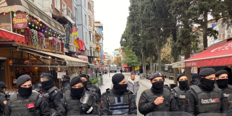 مناوشات أمام لجنة اقتراع في إسطنبول