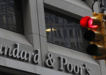 ستاندرد آند بورز ترفع علاوة المخاطر في تركيا