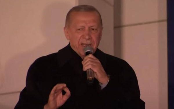 أردوغان: نحن متقدمون وننتظر إعلان “نتيجة الإرادة الوطنية”