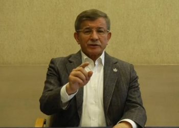 داود أوغلو يوجه تحذيرا لرجال أردوغان