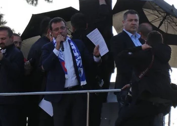 تركيا.. إخلاء سبيل 15 اعتدوا على عمدة إسطنبول بالحجارة