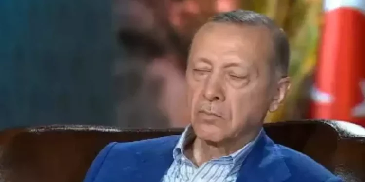 أردوغان ينام خلال بث مباشر!