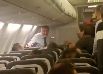 تركيا.. مشادة بين وزير المالية ومسافرين