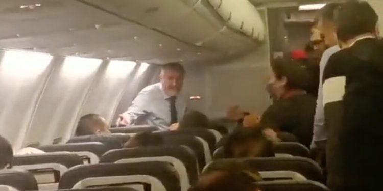 تركيا.. مشادة بين وزير المالية ومسافرين  