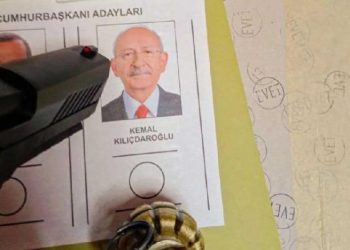 تركي يصوب المسدس على صورة كيليتشدارأوغلو