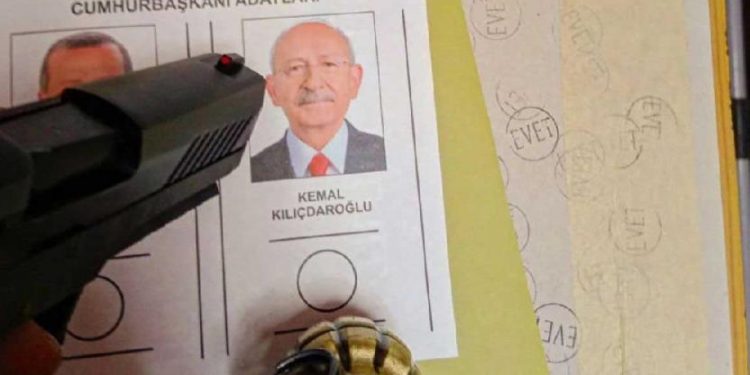 تركي يصوب المسدس على صورة كيليتشدارأوغلو