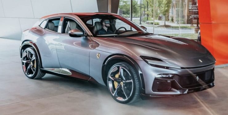 أتراك يحجزون سيارة فيراري بوروسانجوي الجديدة