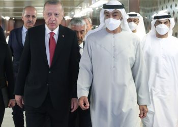 أردوغان وبن زايد في أحد مطاعم إسطنبول