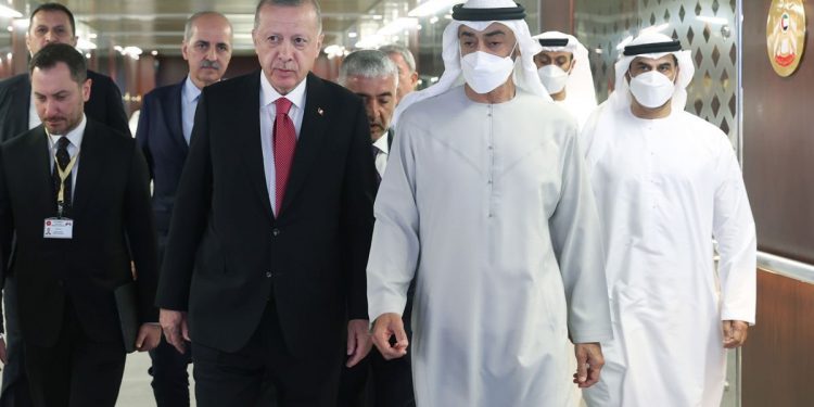 أردوغان وبن زايد في أحد مطاعم إسطنبول