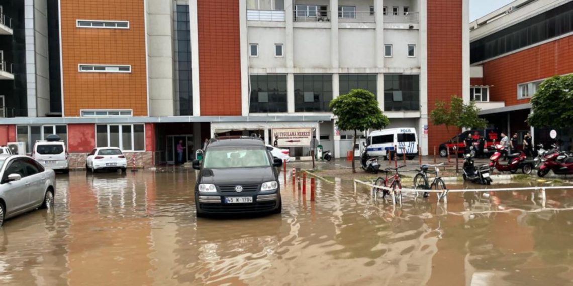 إجلاء مرضى من مستشفى تركي بعد غرقه بالمياه