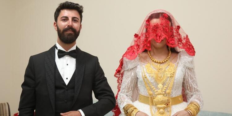 عروس تركية ترتدي 4 كجم ذهب في زفافها و6 ملايين ليرة للعريس