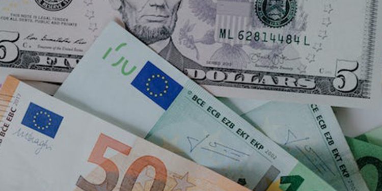 اليورو في تركيا يقترب من 27 ليرة بعد رفع الفائدة