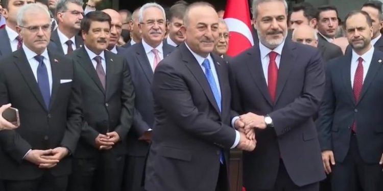 وزير خارجية تركيا هاكان فيدان يقرأ خطابه الأول من الورق!