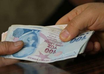 الأزمة الاقتصادية تغرق الأتراك بمستنقع الديون