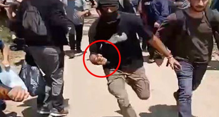 لاجئون أتراك على الحدود اليونانية يتعرضون لهجوم بالسكاكين