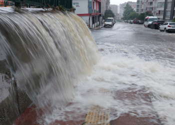 السيول تعطل الدراسة في سامسون