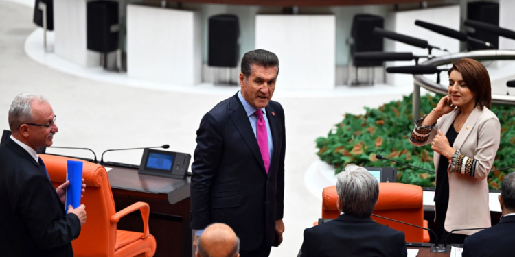 شجار بين نائبين في البرلمان التركي