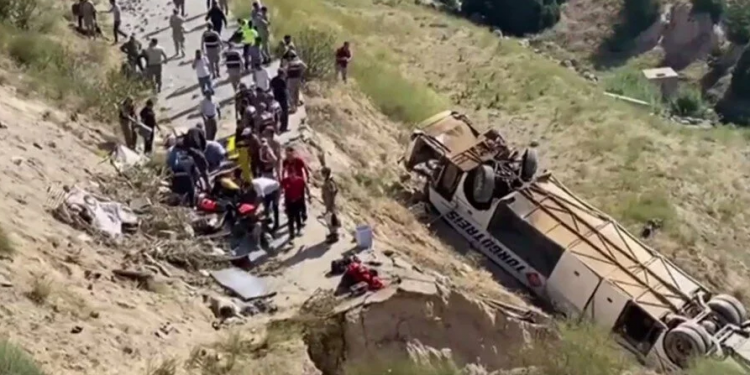 حافلة ركاب في تركيا تسقط من ارتفاع 50 مترًا