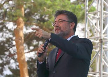 وزير تركي: سنلقنهم درسا خلال الانتخابات البلدية