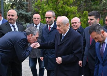 سياسي تركي يفوز بعشرات المناقصات الحكومية