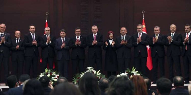 صحيفة: وزراء سيغادرون حكومة أردوغان قريبا