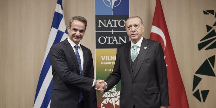 أول اجتماع منذ 16 شهرًا: أردوغان يلتقي برئيس الوزراء اليوناني ميتسوتاكيس