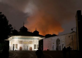 تركيا.. حريق هائل في قصر توبكابي