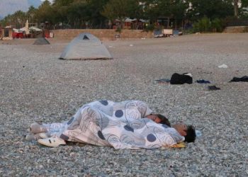موجة الحر تدفع الأتراك للنوم على الشواطئ