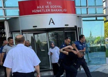 الأمن التركي يعتقل مواطناً لاحتجاجه على الأوضاع الاقتصادية من أمام وزارة الأسرة والخدمات الاجتماعية