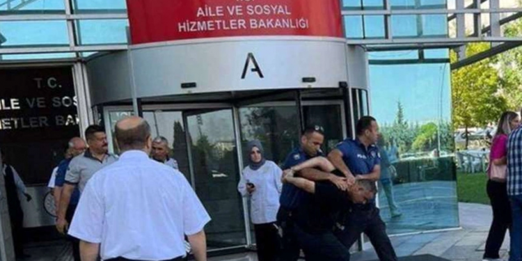 الأمن التركي يعتقل مواطناً لاحتجاجه على الأوضاع الاقتصادية من أمام وزارة الأسرة والخدمات الاجتماعية