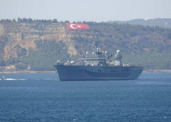 سفينة حربية أمريكية تعبر مضيق الدردنيل