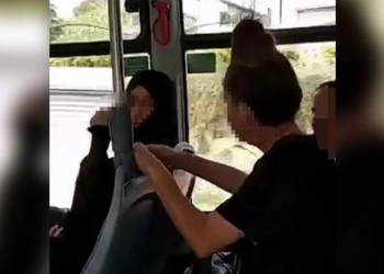 تركيا.. اعتقال امرأة أهانت محجبة في الحافلة