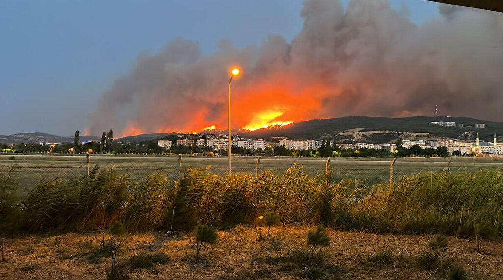 حرائق جانق قلعة تدخل يومها الثاني والسلطات تخلي 337 منزلاً