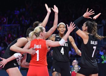 منتخب سيدات تركيا للكرة الطائرة يتأهل لنصف نهائي بطولة أوروبا