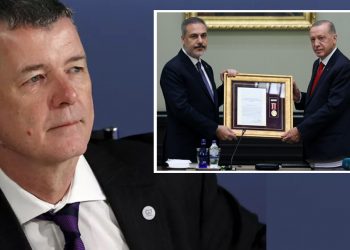 رئيس المخابرات البريطاني يهنيء هاكان فيدان على وسام الخدمة المتميزة