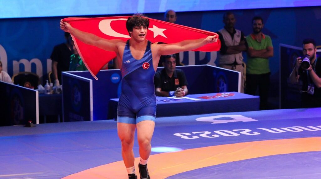 التركي ألبران بربر يفوز ببطولة العالم في المصارعة اليونانية الرومانية