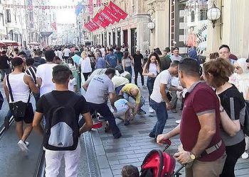 تركيا.. اعتقال أشخاص ألقوا دولارات على المارة