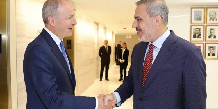 وزير الخارجية التركي يلتقي بنظيره الأيرلندي