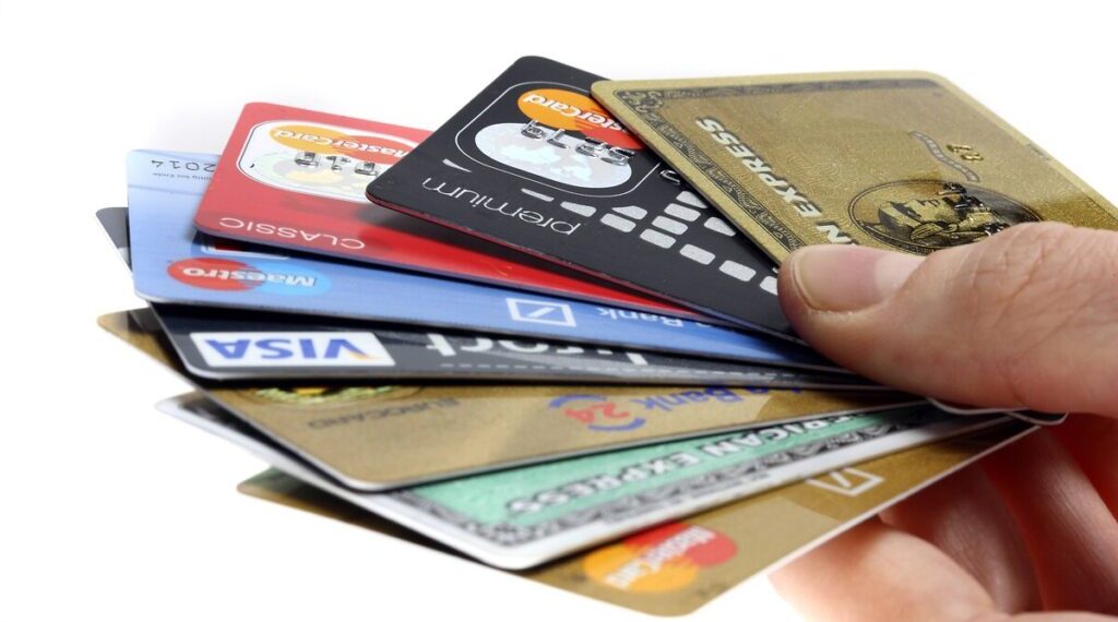 البنوك التركية ترفع فوائد بطاقات الائتمان