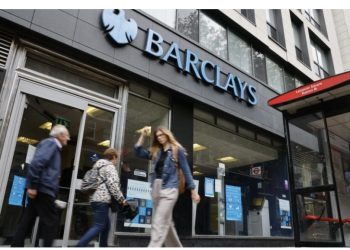 بنك بركليز الإنجليزي يرفع توقعاته لسعر الدولار أمام الليرة