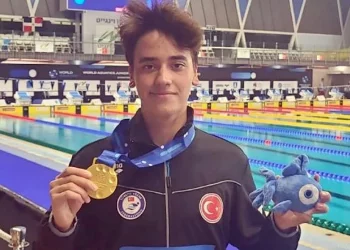 التركي كوزاي تونشالي يحصد ذهبية العالم في السباحة الحرة فئة الشباب