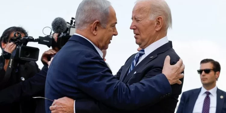 بايدن يعانق نتنياهو في تل أبيب