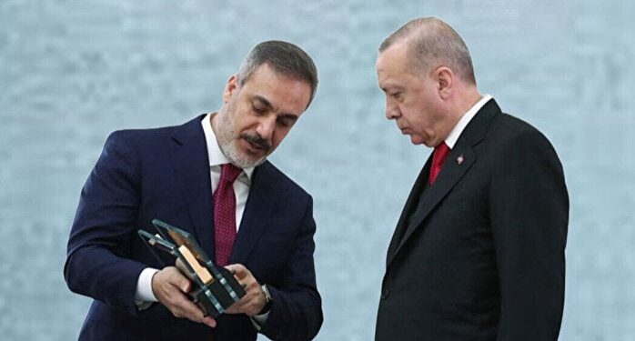 هاكان فيدان ينافس أردوغان كأكثر سياسي محبوب في تركيا