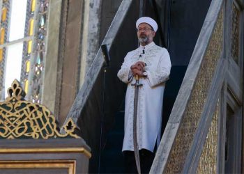 رئيس الشؤون الدينية التركي يلقي خطبة عن فلسطين ممسكًا بالسيف