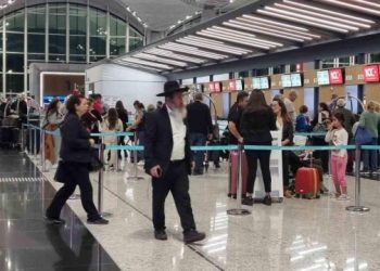 إسرائيليون يغادرون إسطنبول