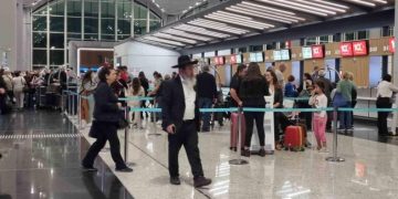 إسرائيليون يغادرون إسطنبول