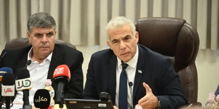 يائير لابيد: تناول الإعلام للحرب بموضوعية يخدم حماس