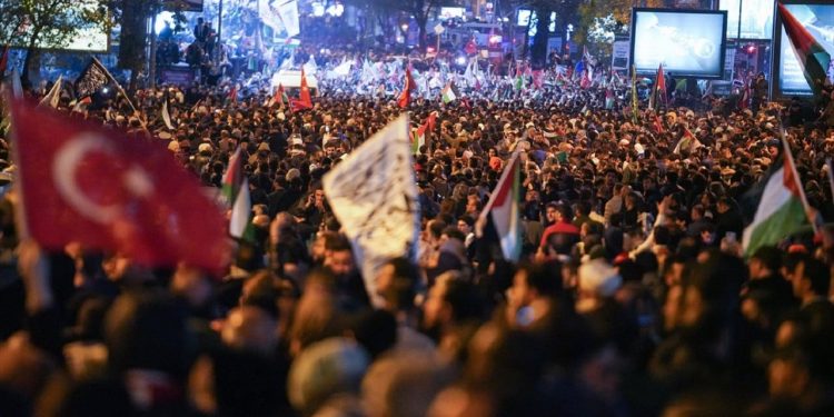 مظاهرات كردية حاشدة بولاية “باطمان” التركية دعمًا لغزة