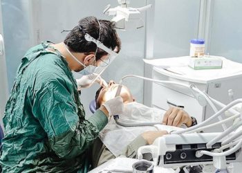 تركيا.. عامل نظافة يخلع أسنان مريض بصفته طبيبا!